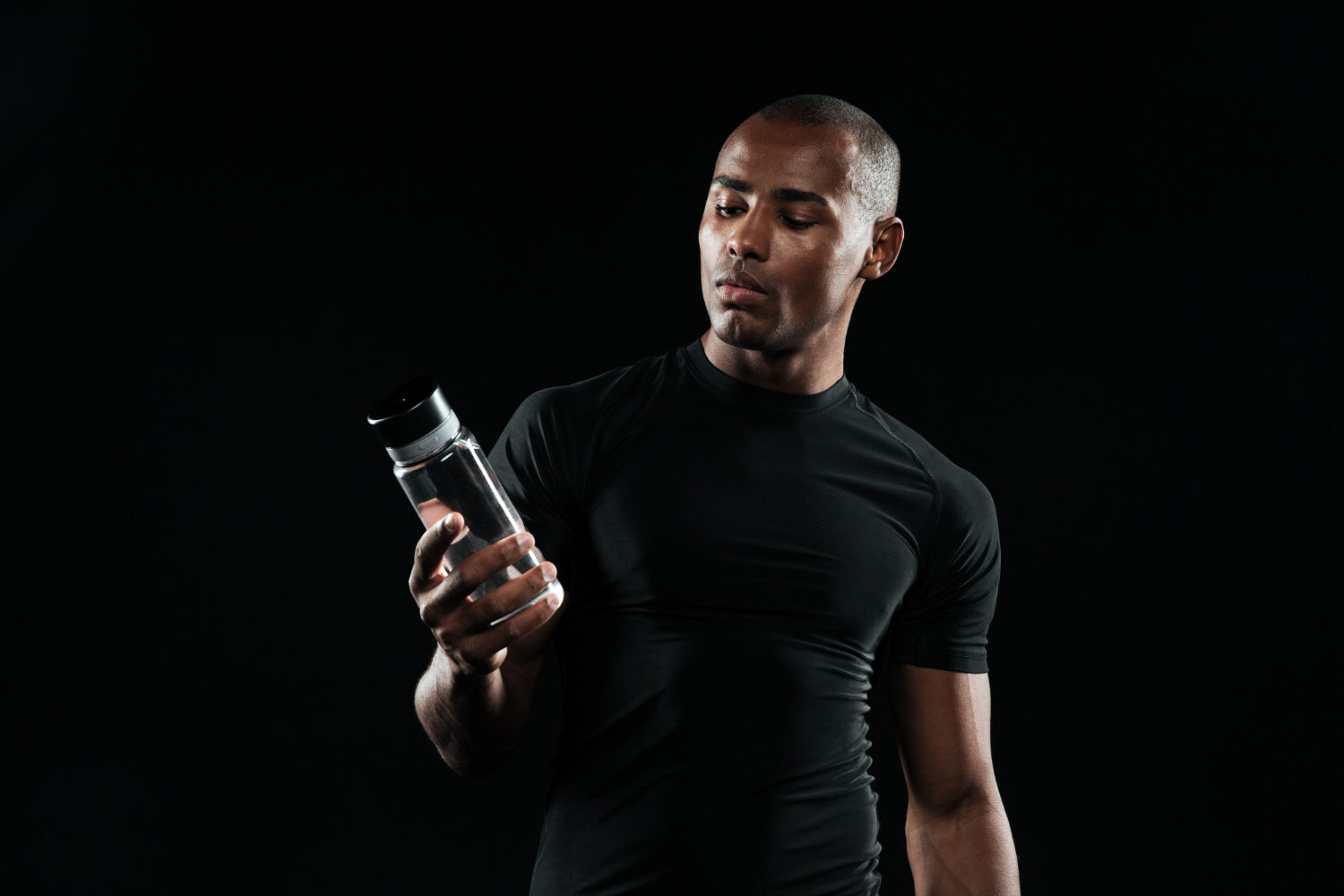 young-afro-american-sports-man-holding-bottle-water.jpg__PID:ba775f93-e247-442b-85db-29d622299129